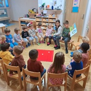 Učenci berejo otrokom v vrtcu