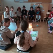 Učenci berejo otrokom v vrtcu