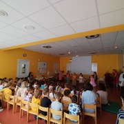 Današnji dopoldan smo napolnili z melodijami v različnih izvedbah - z glasovi, instrumenti in drugače.