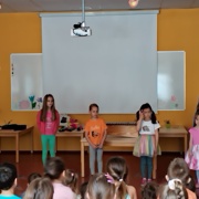 Današnji dopoldan smo napolnili z melodijami v različnih izvedbah - z glasovi, instrumenti in drugače.