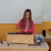 Današnji dopoldan smo napolnili z melodijami v različnih izvedbah - z glasovi, instrumenti in drugače.
