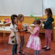 Današnji dopoldan smo napolnili z melodijami v različnih izvedbah - z glasovi, instrumenti in drugače.