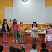 Današnji dopoldan smo napolnili z melodijami v različnih izvedbah - z glasovi, instrumenti in drugače.