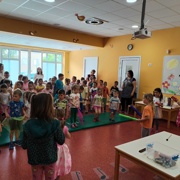 Današnji dopoldan smo napolnili z melodijami v različnih izvedbah - z glasovi, instrumenti in drugače.