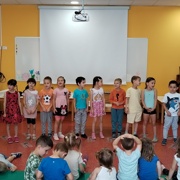 Današnji dopoldan smo napolnili z melodijami v različnih izvedbah - z glasovi, instrumenti in drugače.
