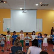 Današnji dopoldan smo napolnili z melodijami v različnih izvedbah - z glasovi, instrumenti in drugače.