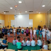 Današnji dopoldan smo napolnili z melodijami v različnih izvedbah - z glasovi, instrumenti in drugače.